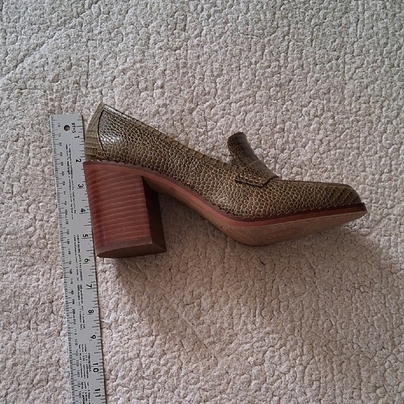 New In Box Vince Camuto Olive Loafers for Women - Picture 8 of 8